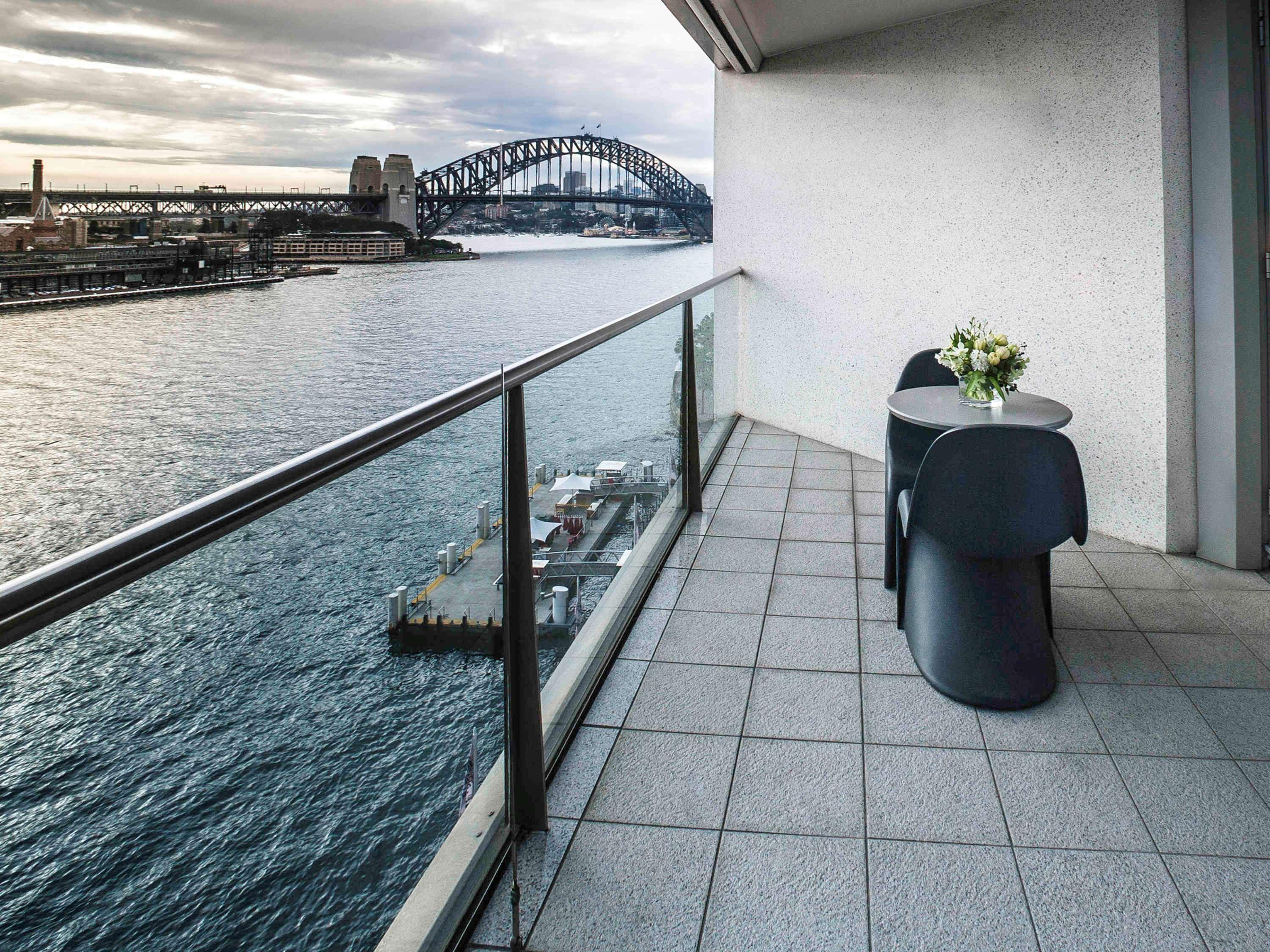 فندق بولمان كي غراند ميناء سيدني المظهر الخارجي الصورة Balcony of a residential apartment in Sydney, Australia