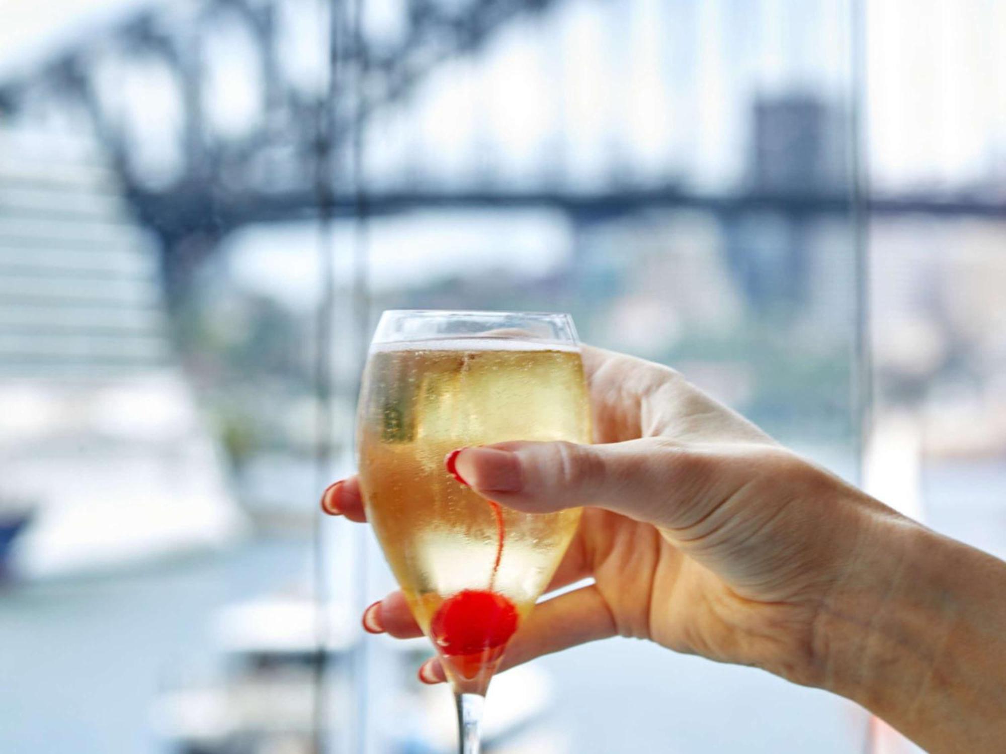فندق بولمان كي غراند ميناء سيدني المظهر الخارجي الصورة A glass of champagne